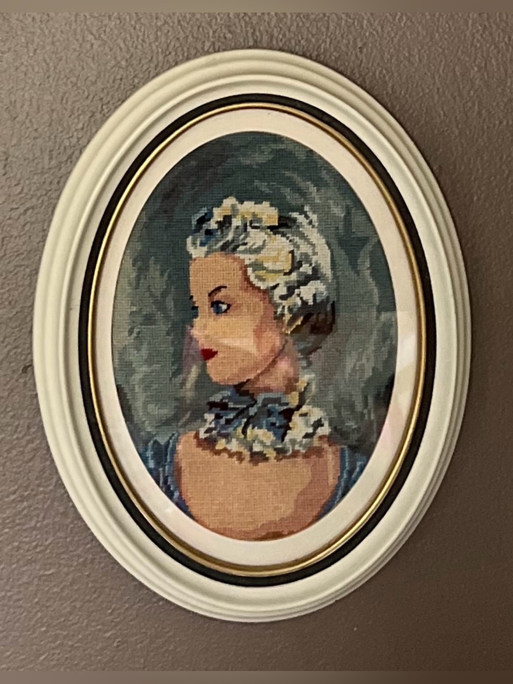 Elegant Vintage Marquise Needlepoint Art - Framed Oval Portrait Wall Decor